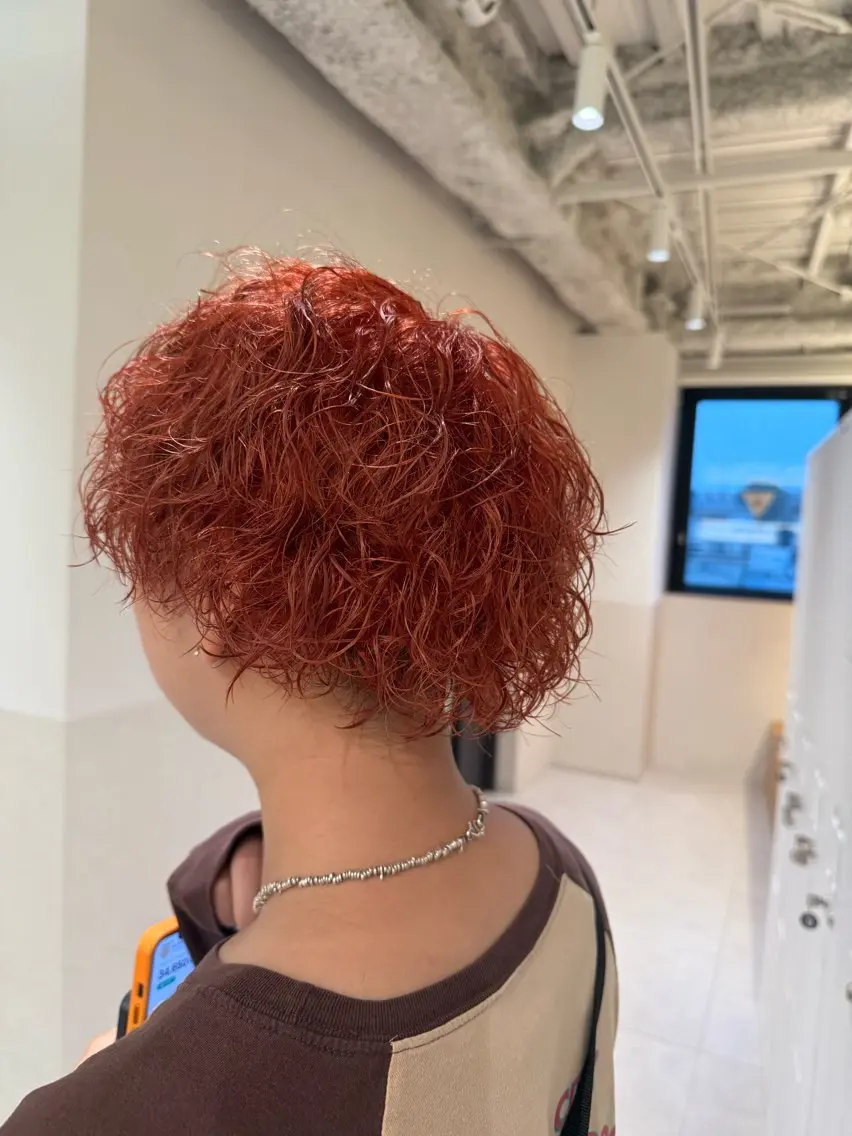 ショート カラー パーマ ブリーチ オレンジ 🍇おぐら めぐみ🍇のヘアスタイル
