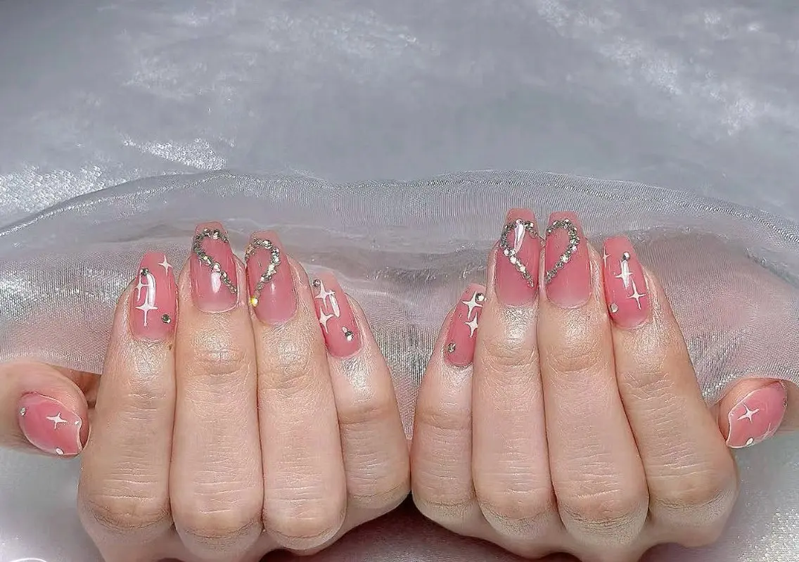 ネイル アートネイル チークネイル 長さ出し フラッシュネイル キラキラネイル ハンドネイル ハンドケア For you. Nail Salonのネイルデザイン
