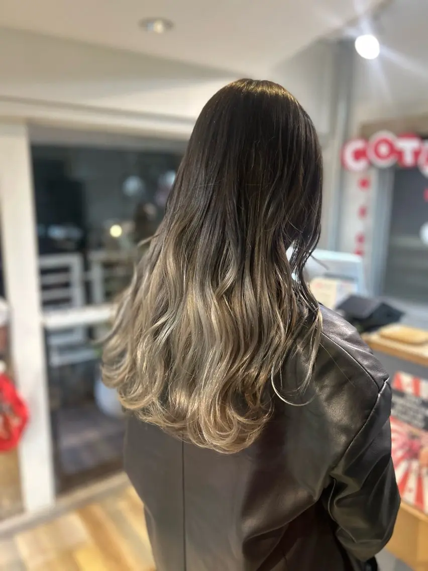 ロング レイヤーカット ヘアカラー 🤎指名No.1原宿 表参道coii日向花のヘアスタイル