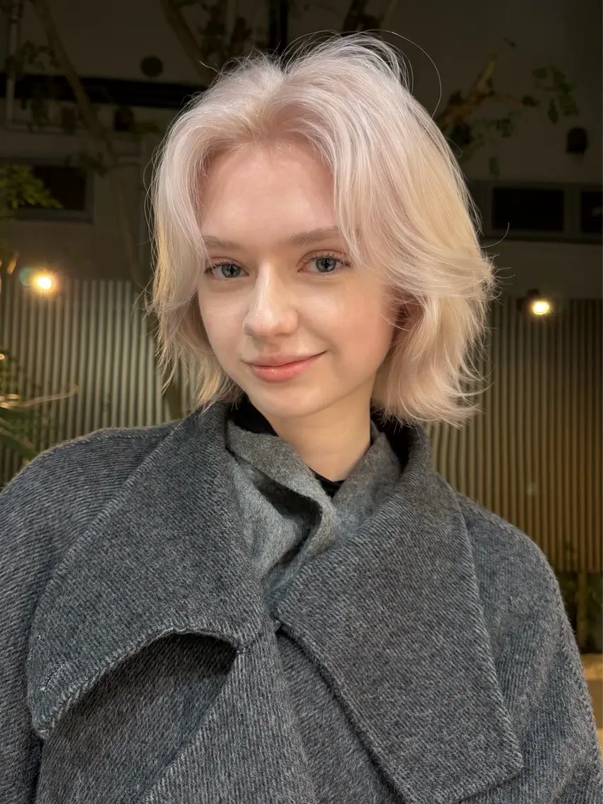ミディアム カラー カット ヘアカラー トリートメント 抜きっぱなしブロンド /ハイトーン/カナタのヘアスタイル