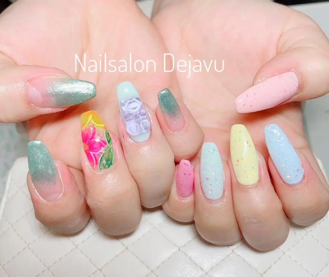 ネイル アートネイル フラワーネイル ジェルネイル グラデーション ラメ(グリッター) Nail salon Dejavu 🌿のネイルデザイン