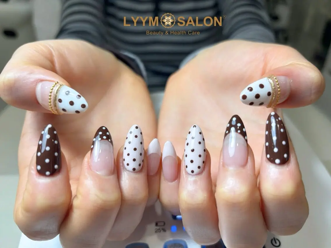 ネイル ブラウン ドット 韓国ネイル バレンタイン ハンドネイル LYYM Salonのネイルデザイン