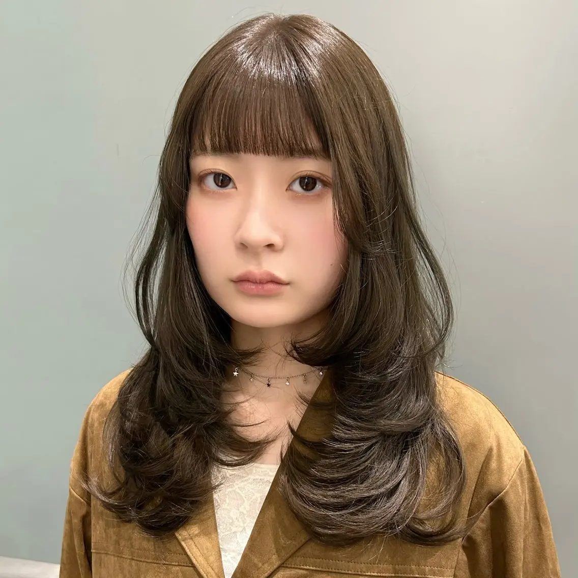 セミロング カラー ベージュカラー 透明感カラー オリーブベージュ 顔周りカット レイヤーカット カット ヘアカラー トリートメント 松本 亜喜のヘアスタイル