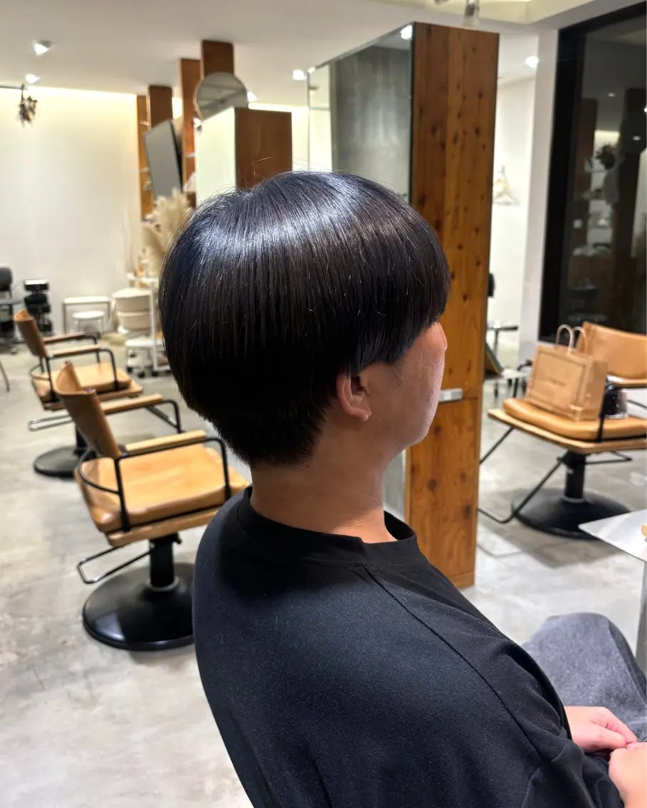 カラー メンズ メンズハイトーン マッシュ 黒髪 ブルーカラー ブルーブラック 小木曽 里華のヘアスタイル