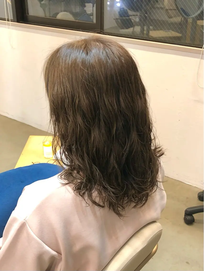 ロング カラー パーマ アッシュ アッシュグレー アッシュグレージュ グレージュ カット ヘアカラー パーマ 透明感カラー レイヤー亀井唯登のヘアスタイル
