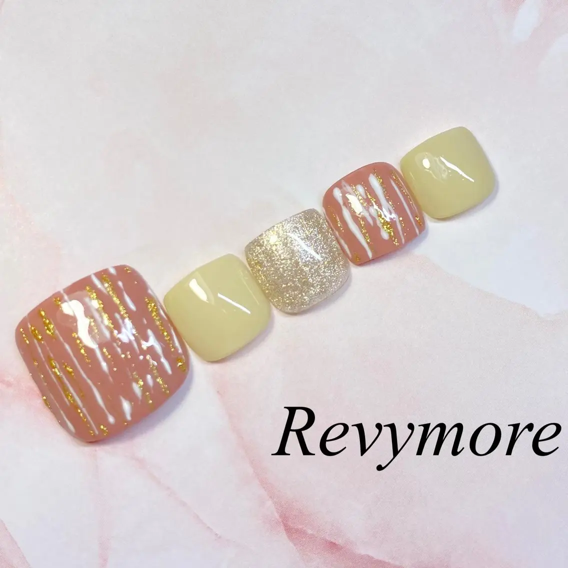 ミディアム ネイル フットネイル ジェルネイル ネイビー シンプルネイル nail salon Revymoreのネイルデザイン