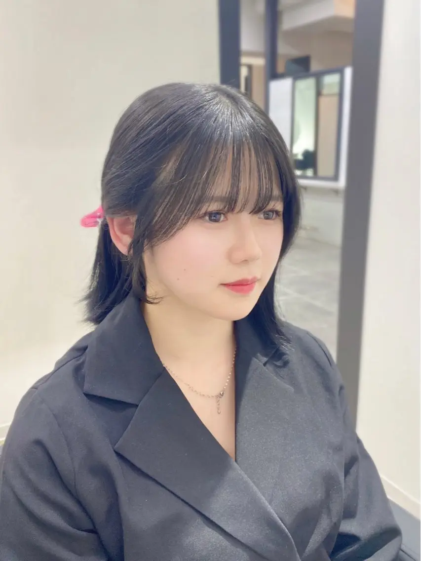 ミディアム カラー 黒髪 ブルーカラー ブルーブラック 小顔カット YUZU🎀顔まわり ×レイヤーカットのヘアスタイル