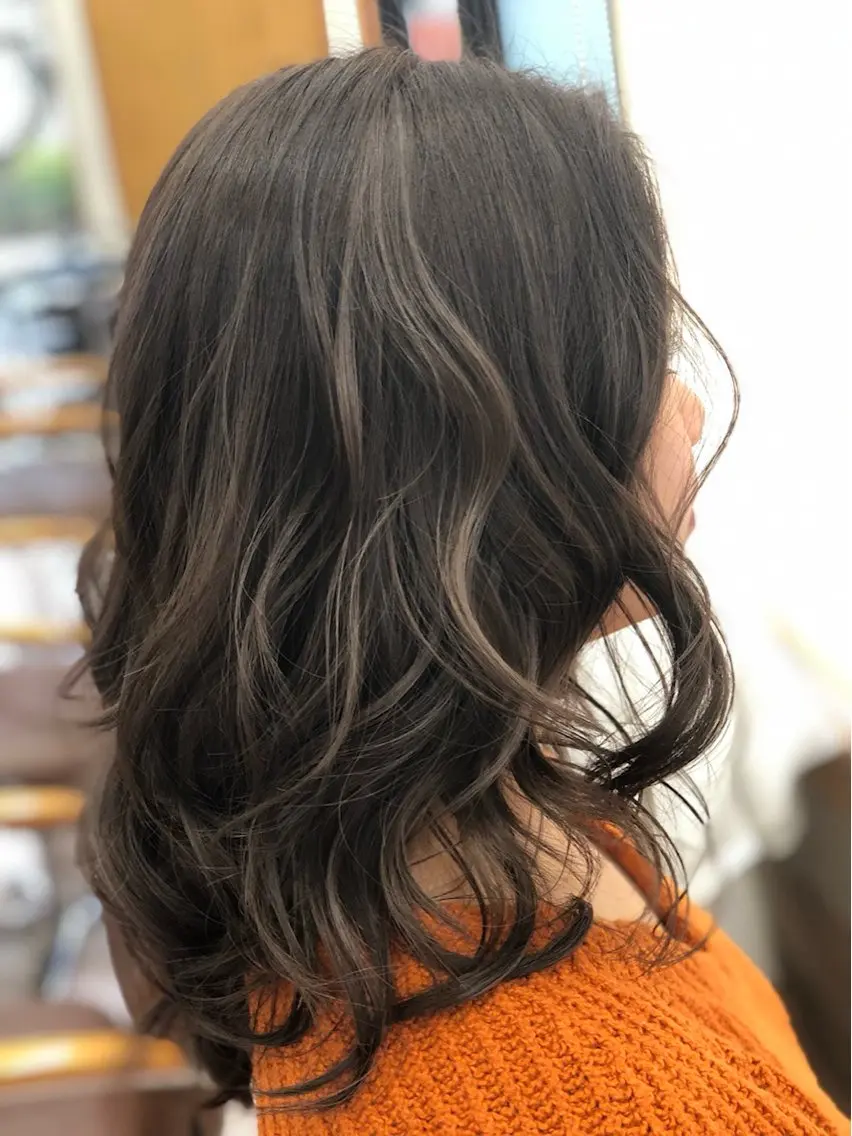 セミロング カラー ハイライトカラー ハイライト 比嘉 秀弥のヘアスタイル