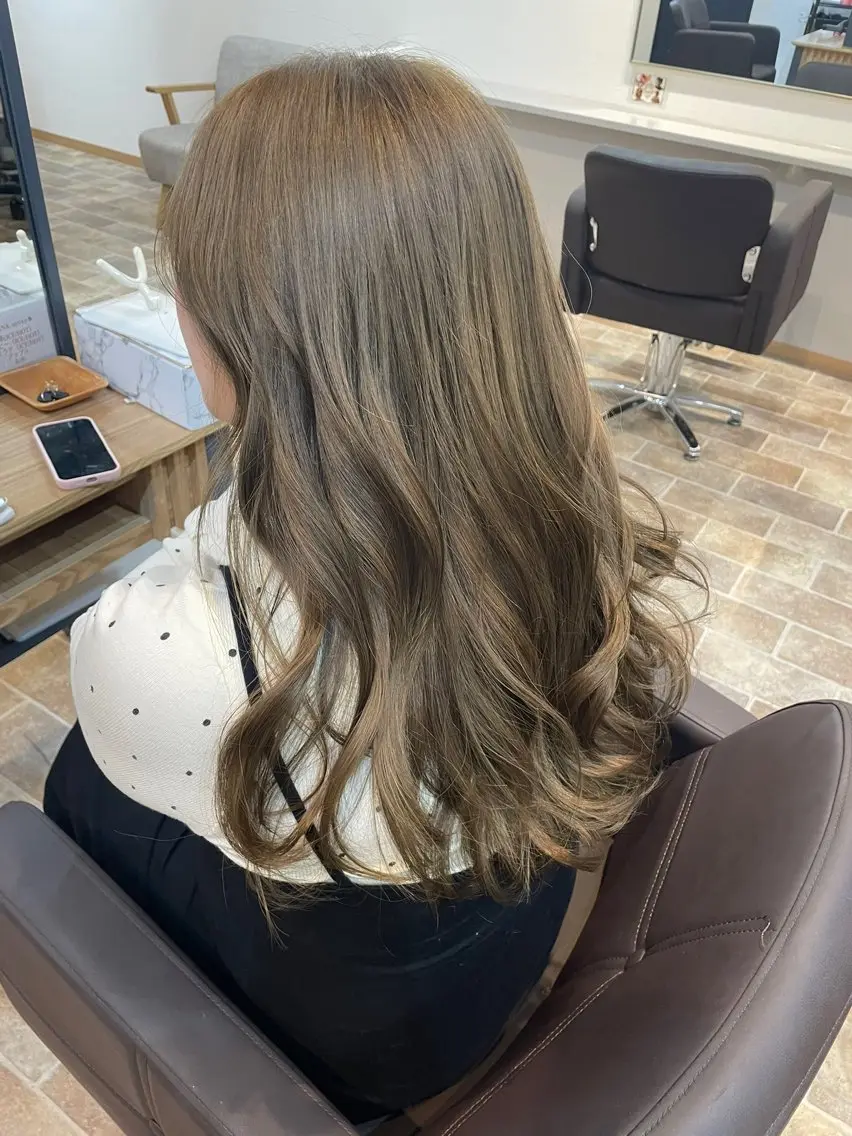 ロング カラー ベージュカラー ヘーゼル オリーブベージュ ヘアカラー YUI/ ブリーチカラー🌷のヘアスタイル