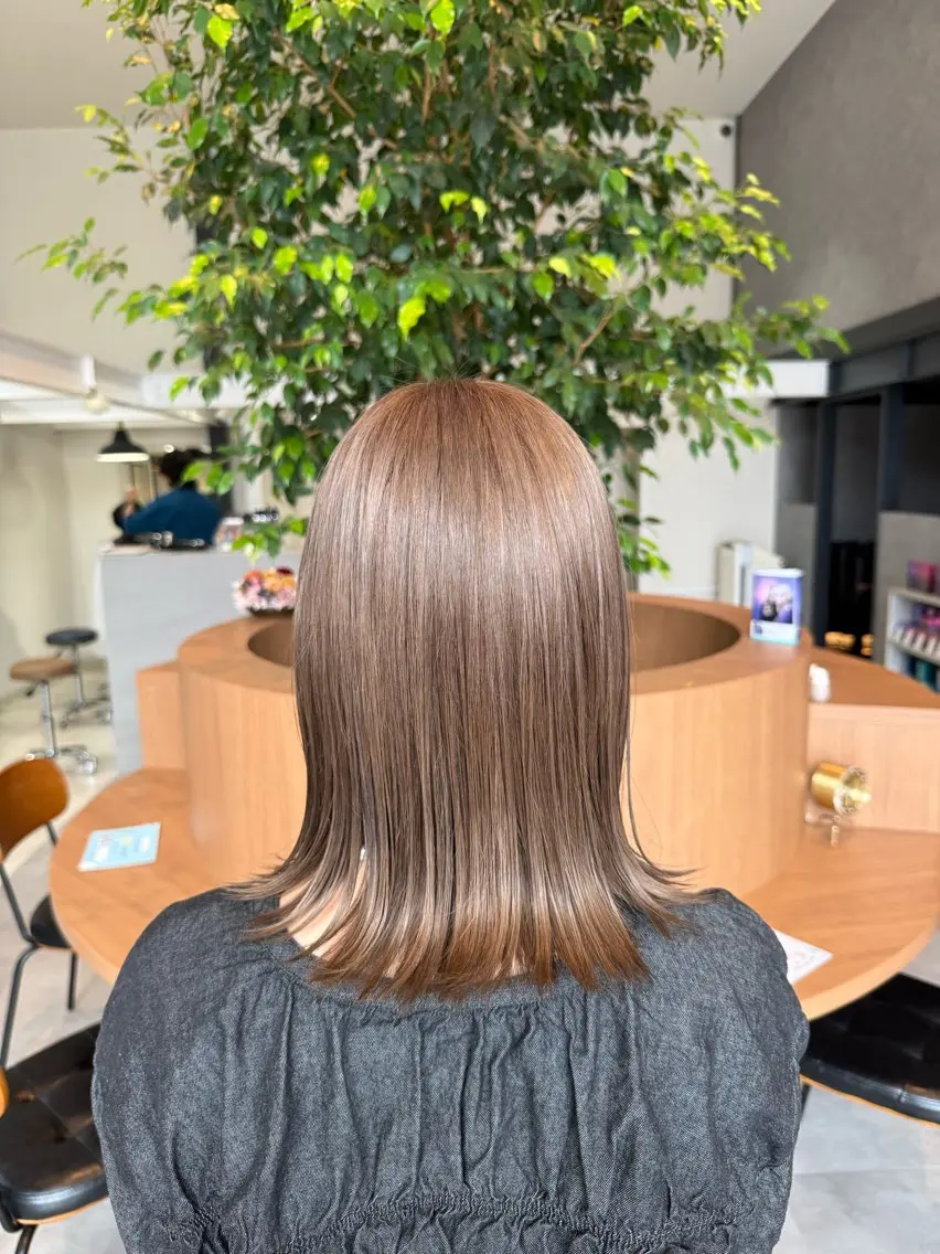 ミディアム カラー ベージュカラー ブリーチ ミルクティーベージュ カット ヘアカラー ayaka |トレンドヘアのヘアスタイル