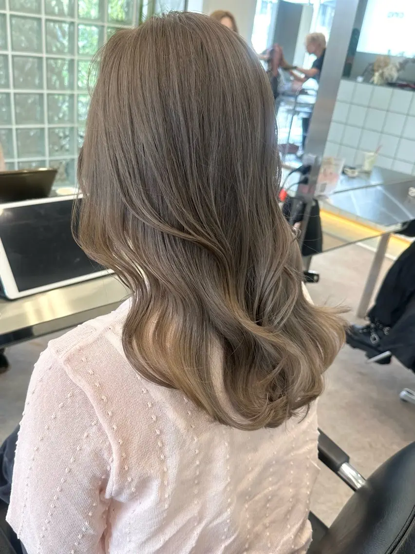 セミロング カット ヘアカラー ミルクティーベージュ /三村克彦のヘアスタイル
