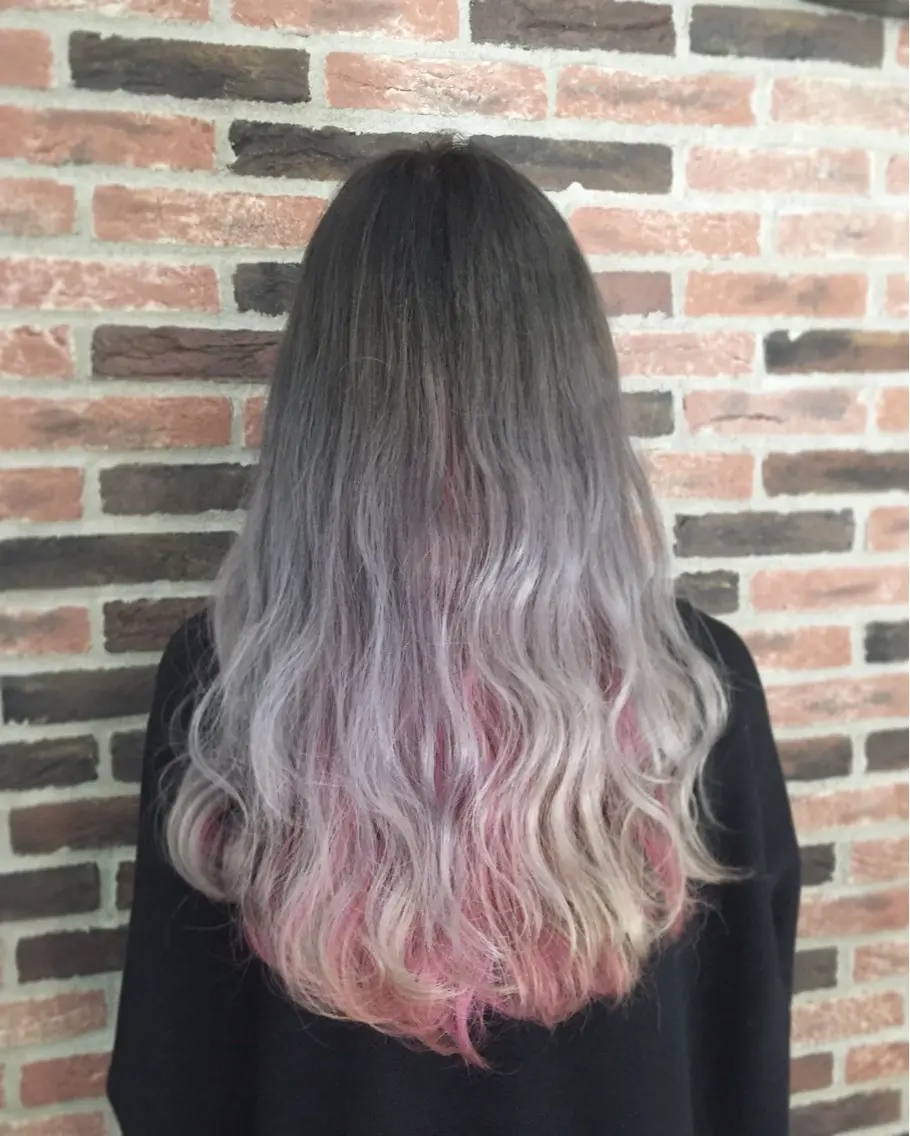 ロング カラー インナーカラー カット ヘアカラー トリートメント Tee’s ケアブリ ーチ ハイライトのヘアスタイル
