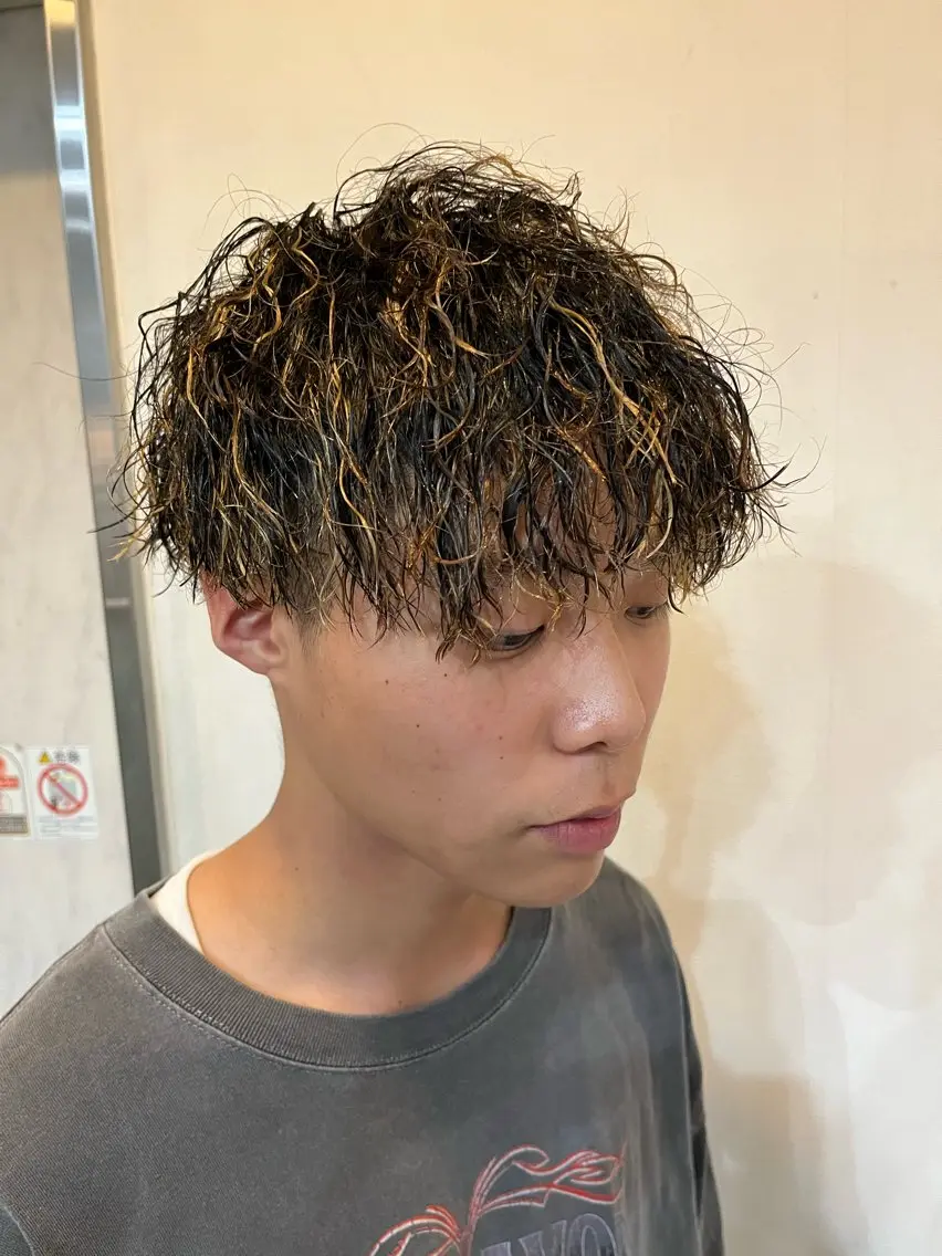 パーマ メンズ メンズパーマ ツイストスパイラルパーマ スパイラルパーマ カット パーマ UMM daichi メンズパーマのヘアスタイル