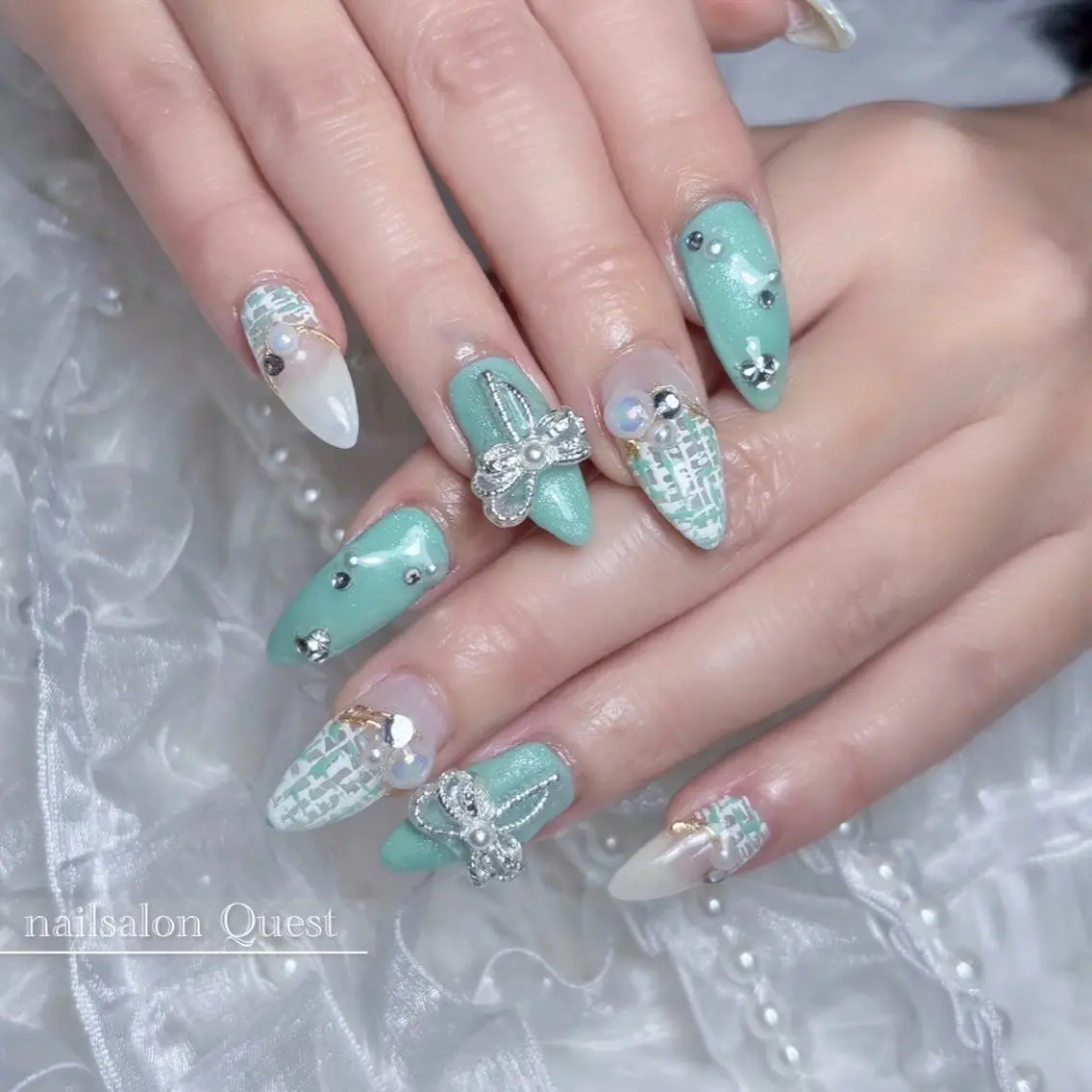 ネイル ゴージャス グリーン キラキラネイル リボン 春ネイル ハンドネイル nailsalon Questのネイルデザイン