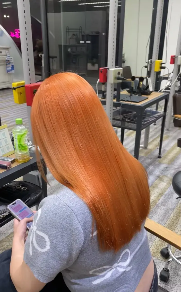 カラー ブリーチ 透明感カラー オレンジ ヘアカラー 鈴木 ねねのヘアスタイル