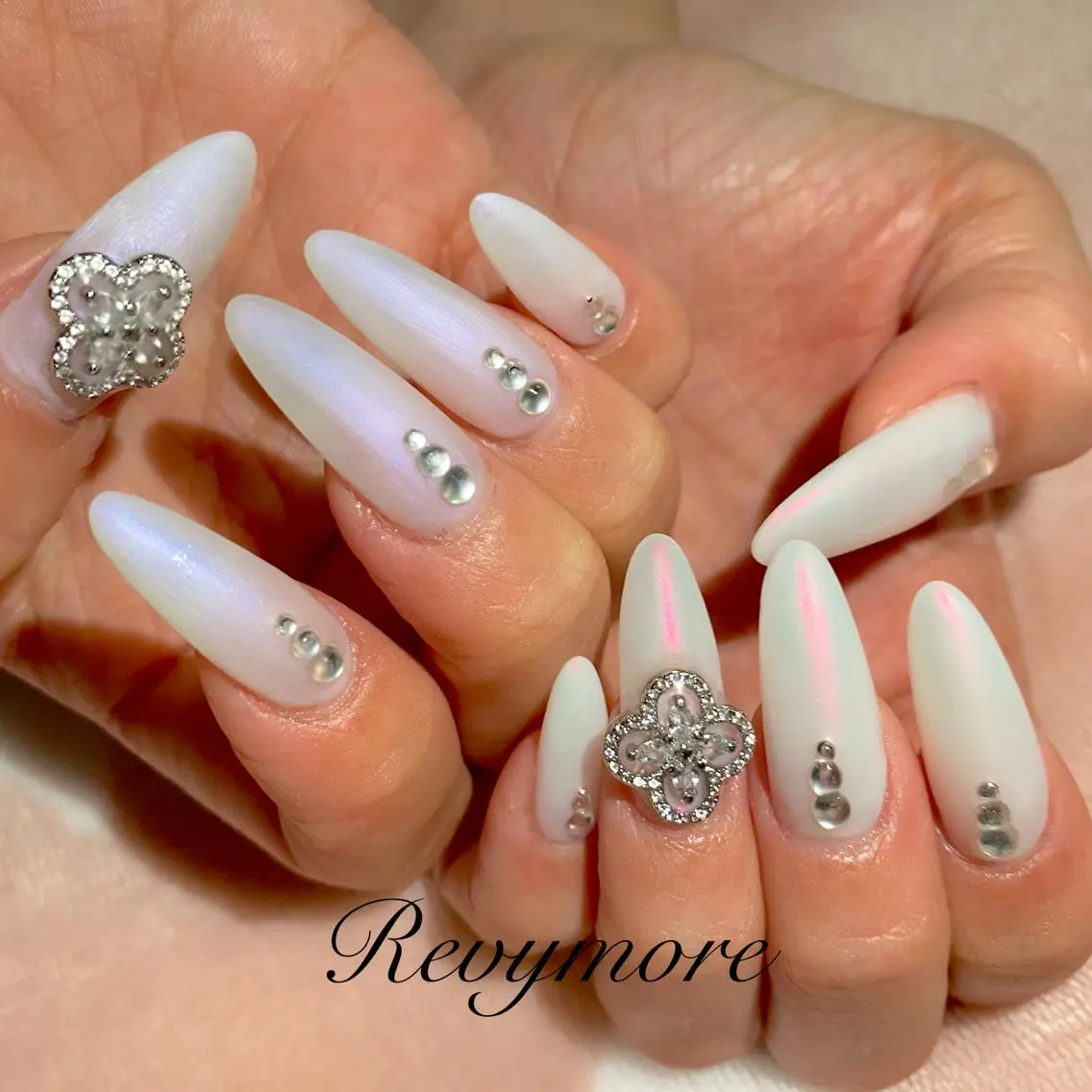 ミディアム ネイル 韓国風ヘア オーロラネイル ジェルネイル キラキラネイル 韓国ネイル nail salon Revymoreのネイルデザイン