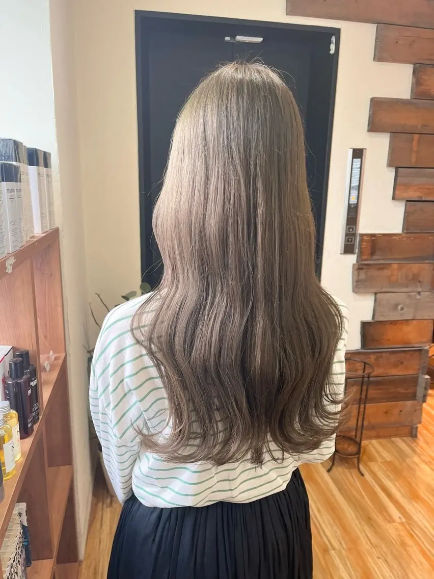 ロング ヘアカラー 梅山 美侑のヘアスタイル
