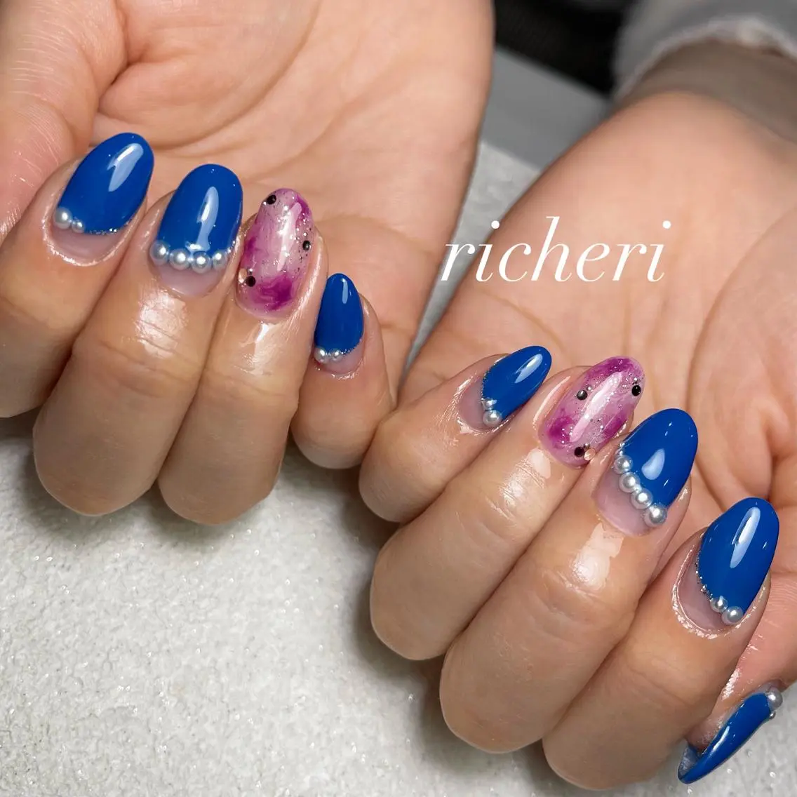ミディアム ネイル 韓国風ヘア アートネイル ブルー フレンチネイル ジェルネイル richeri beautyのネイルデザイン