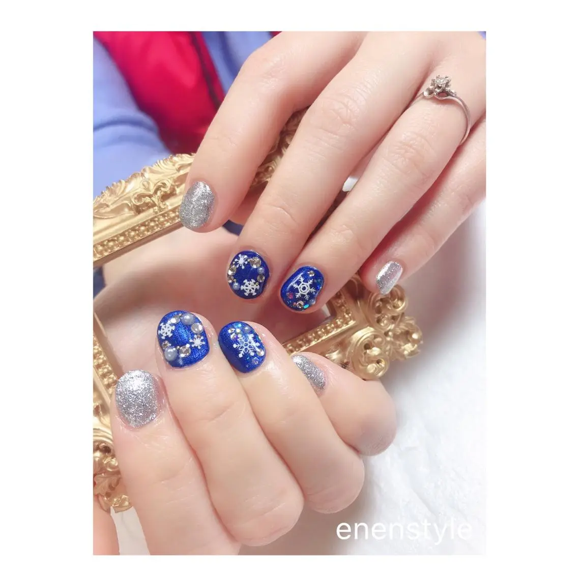 ショート ネイル クリスマス ブルー ジェルネイル ニュアンスネイル オフィスネイル ハンドネイル 🐾enen style 🐾のネイルデザイン