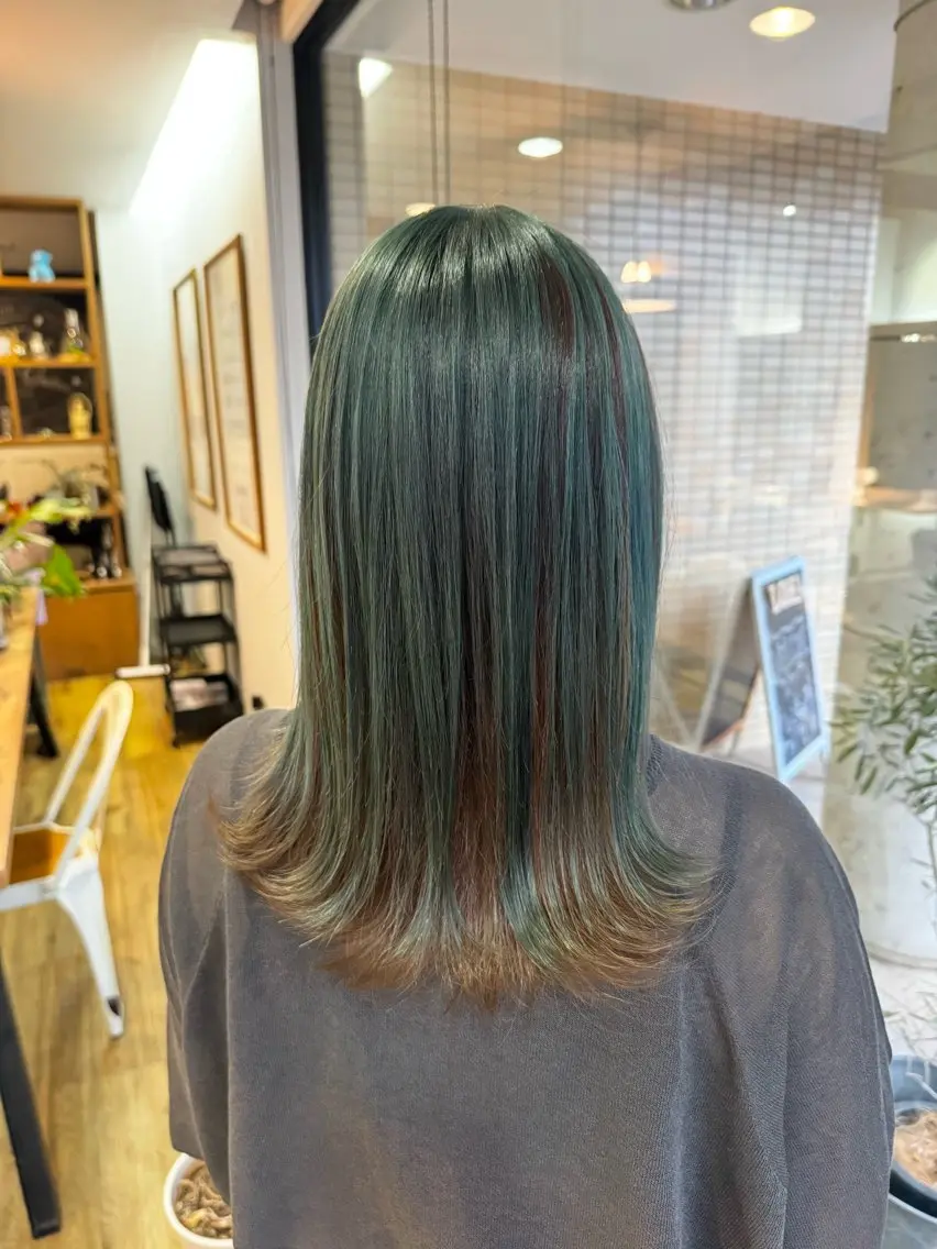 ロング カラー ベージュカラー グレージュ オリーブグレージュ オリーブグレー ヘアカラー トリートメント ツキダテ ユイのヘアスタイル