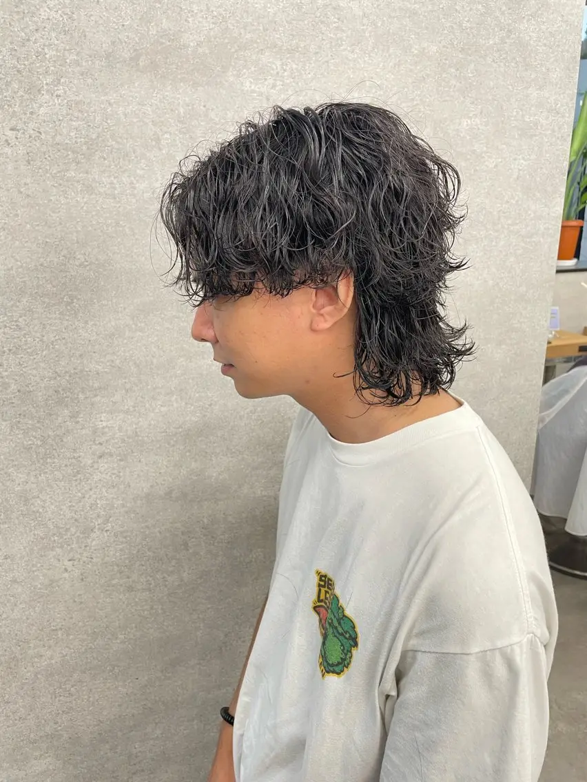 ショート カラー パーマ ヘアアレンジ メンズ メンズブリーチ センターパート メンズハイライト メンズハイトーン マッシュウルフ スパイキー/フェザー /波巻き/かいとのヘアスタイル