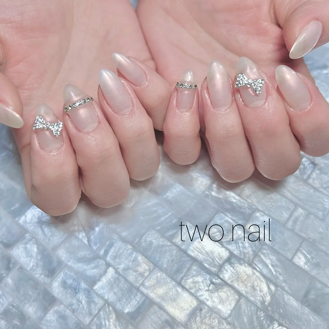 ネイル オーロラネイル ネイルチップ ホワイト ハンドネイル two nailのネイルデザイン