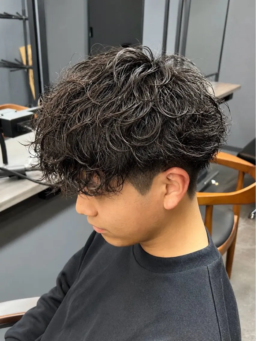 ショート パーマ メンズ メンズブリーチ センターパート フェザーパーマ メンズハイライト メンズハイトーン カット パーマ 【柏/メンズパーマ 特化】🍏網中勇喜のヘアスタイル