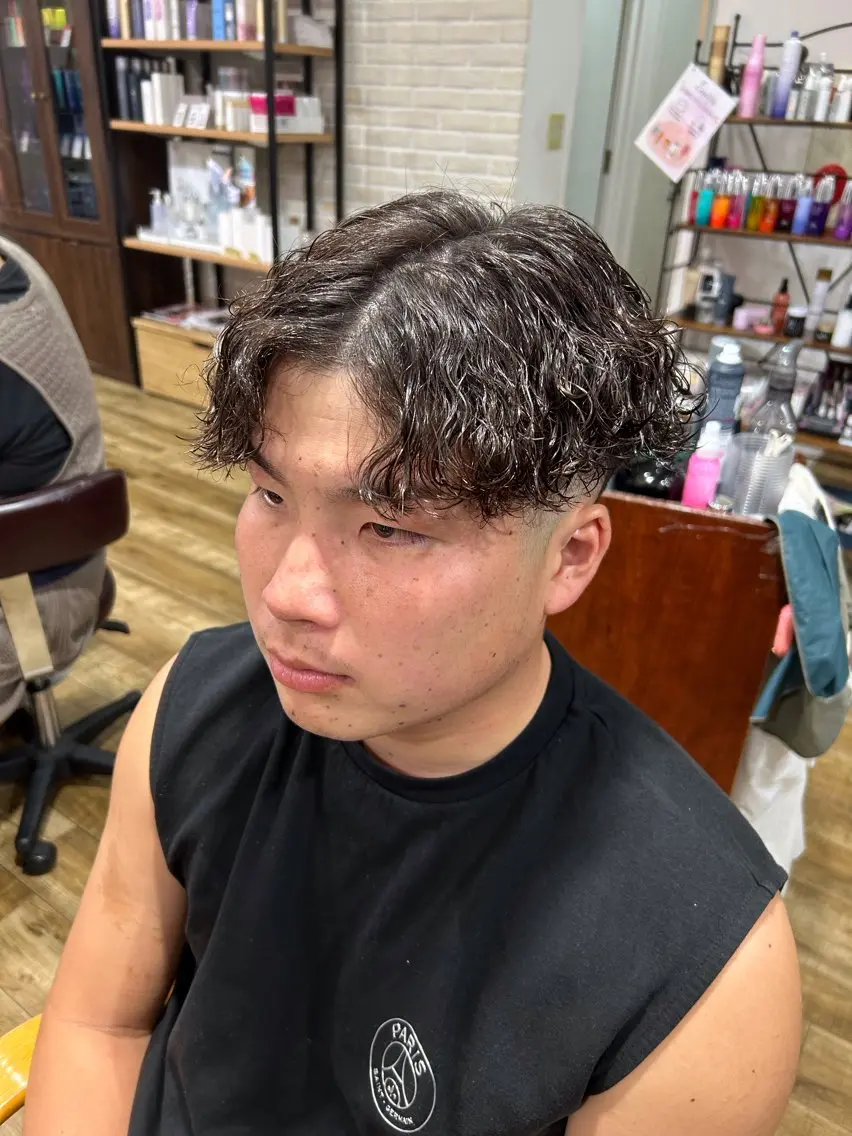 ミディアム パーマ メンズ ミディアムパーマ センターパート メンズパーマ 波巻きパーマ カット パーマ 鶴田 将清のヘアスタイル
