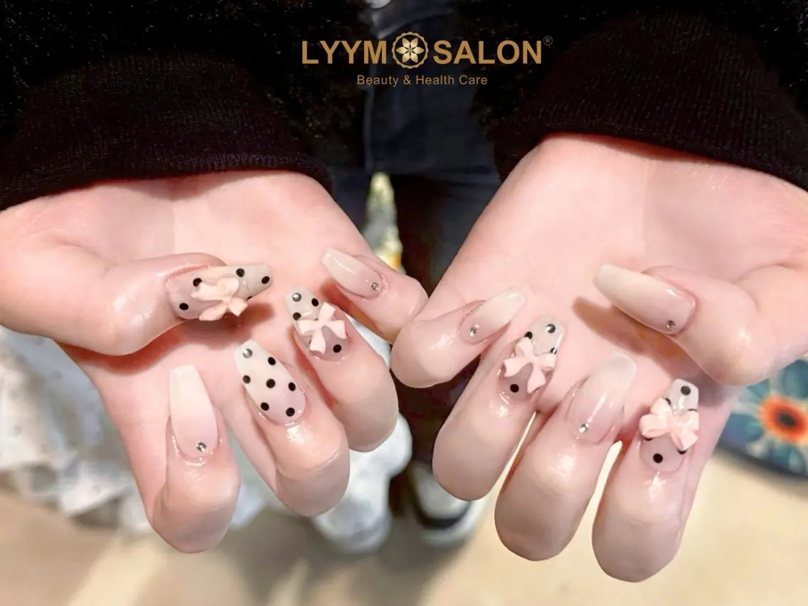 ネイル ドット ガーリー リボン ワンホンネイル ハンドネイル LYYM Salonのネイルデザイン