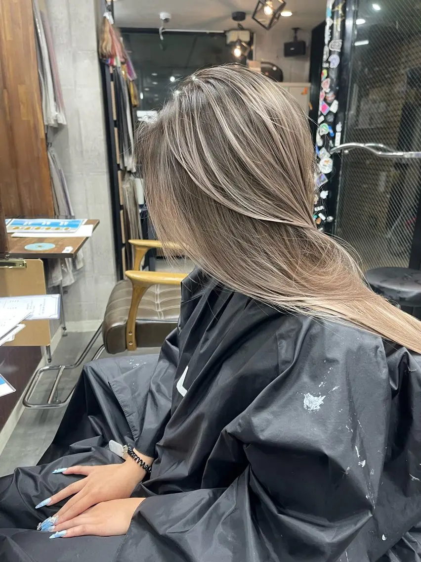 ロング カラー バレイヤージュ レイヤーカット 西宮ハイトーンカラー ひらり💜のヘアスタイル