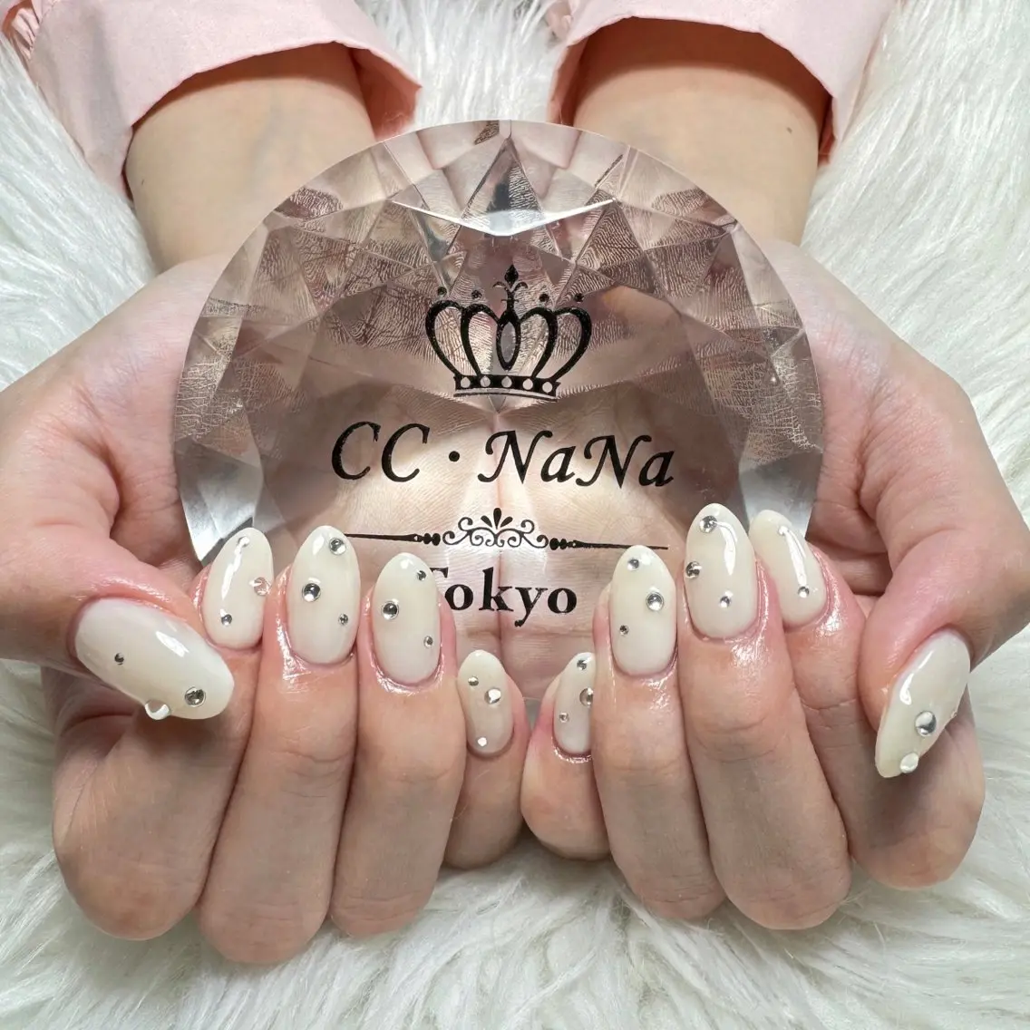 【初回オフ無料ケア込】✨ワンカラー➕ストーン貼り放題(30個まで)時間内デザイン✨持ち込み(アートなし)デザイン可能💕の写真
