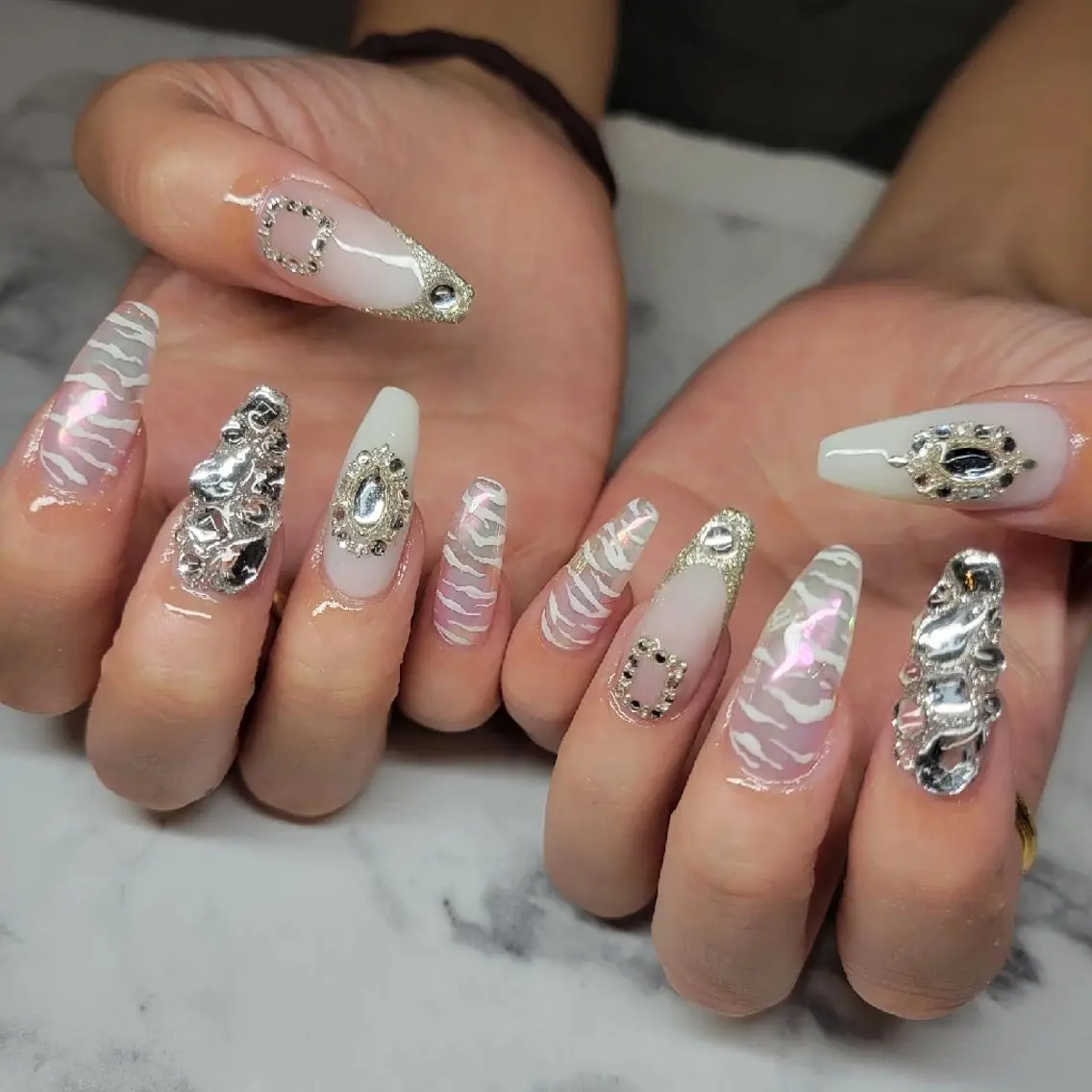 ネイル アニマル柄 グラデーション ミラーネイル ホワイト Nail salon Coco【溝の口駅】のネイルデザイン