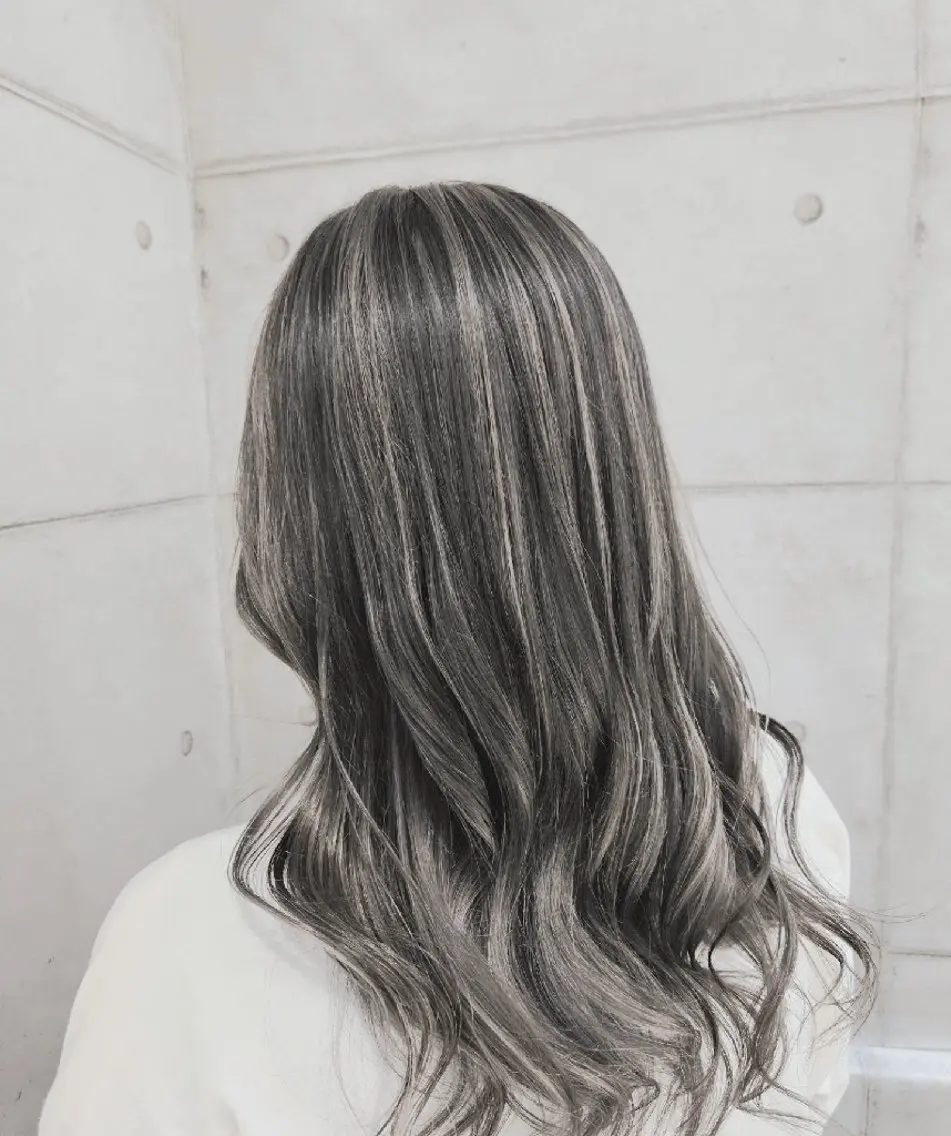 カラー ロング 黒髪 ハイライトカラー シルバー ハイライト ヘアカラー ハイトーンカラー✂ tommyのヘアスタイル
