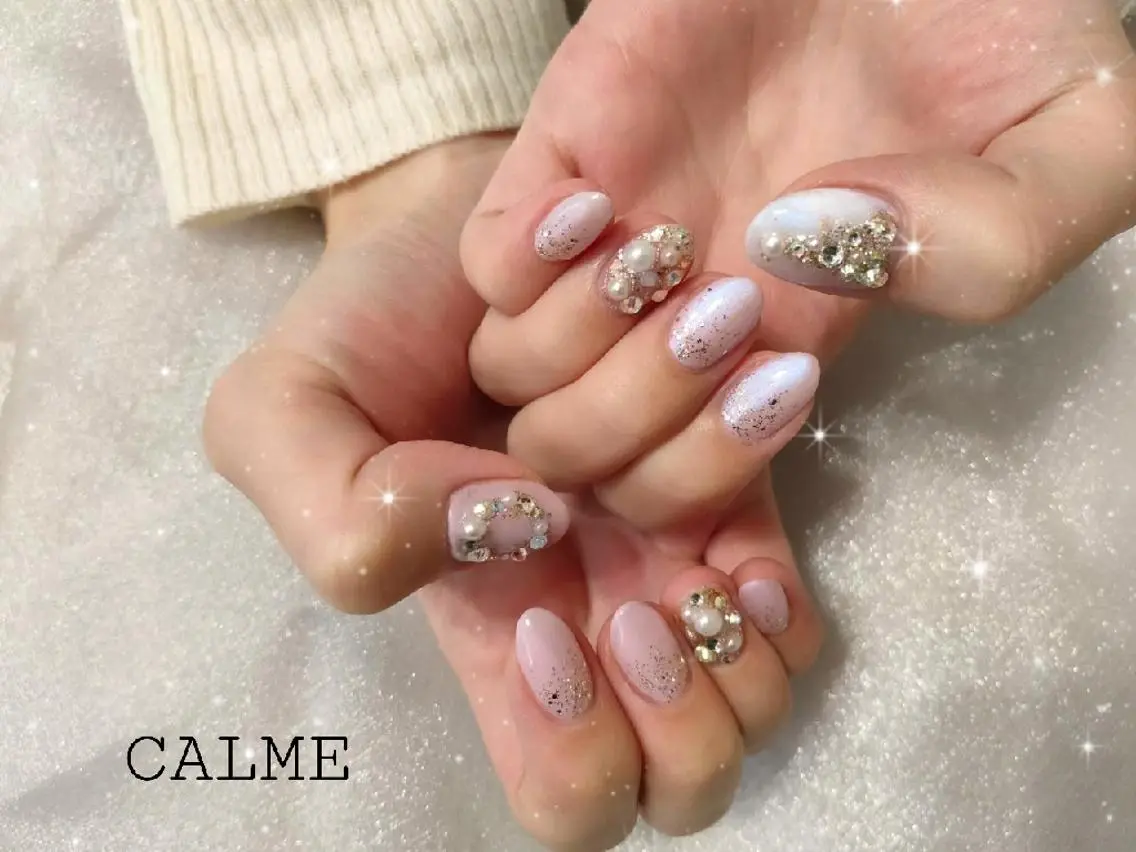 ネイル キラキラネイル 持ち込み ホワイト 冬ネイル クリスマス CALME ♡のネイルデザイン