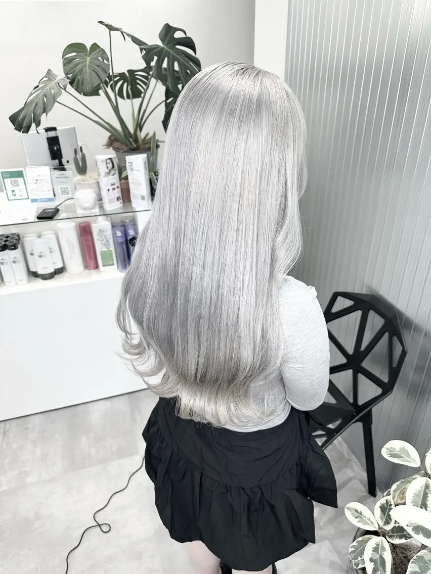 ロング カラー ブリーチ カット ヘアカラー LOOP hairのヘアスタイル