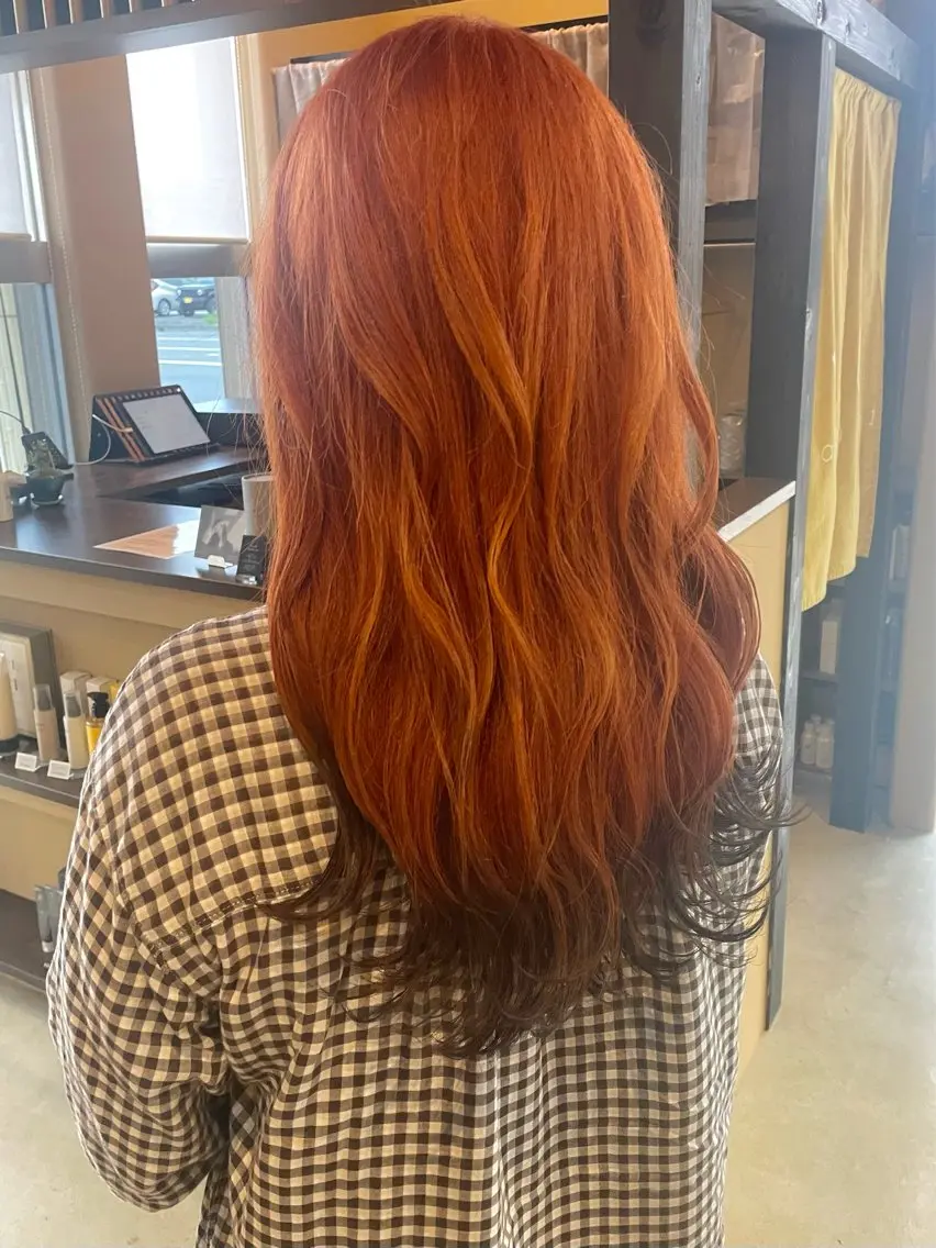 ロング カラー オレンジ レイヤーカット ヘアカラー 進藤 来実のヘアスタイル