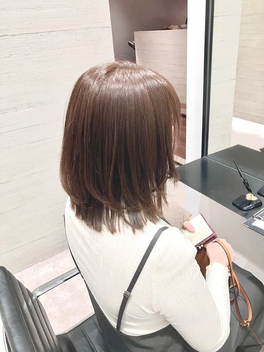 ミディアム カラー ミディアムレイヤー グレージュ レイヤーカット サキ🤍ハイトーン 🪩レイヤーカットのヘアスタイル
