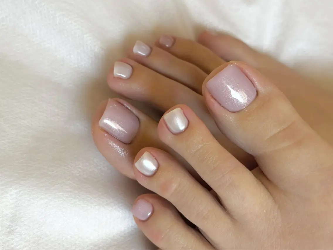 ネイル オーロラネイル ミラーネイル ワンカラーネイル フットネイル THE NAILERYのネイルデザイン
