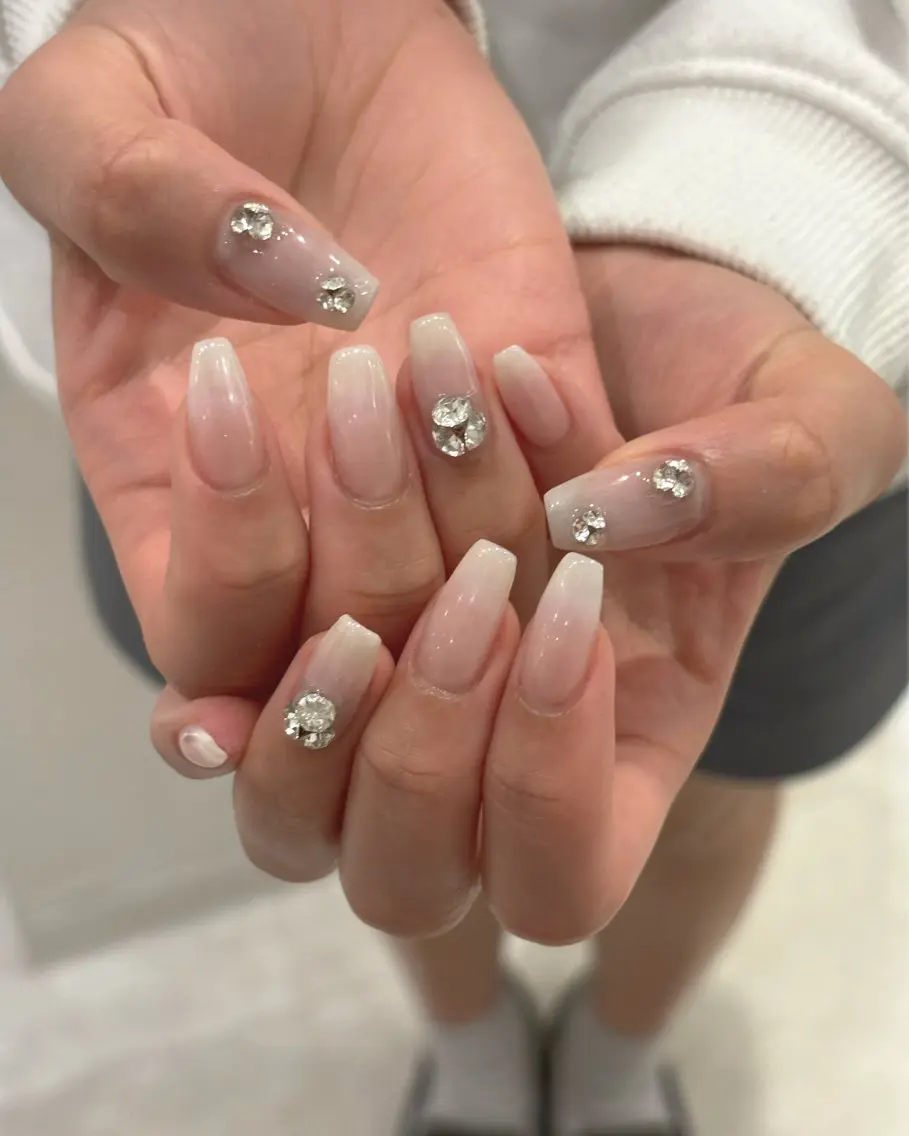 ネイル グラデーション ストーンネイル ハンドネイル Ann nailのネイルデザイン