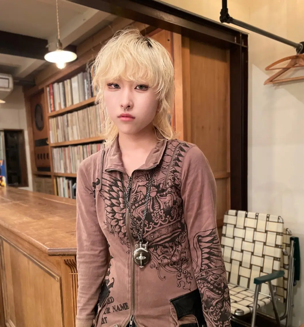 ミディアム カラー ブリーチ 抜きっぱなしブロンド ブロンド ウルフカット 篠江 廉のヘアスタイル