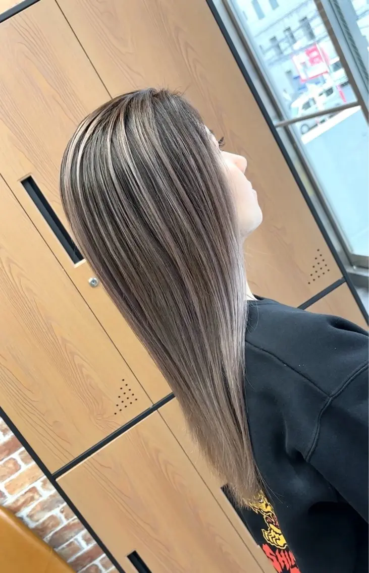 セミロング カラー バレイヤージュ ブリーチ レイヤーカット カット ヘアカラー ギャルの革命児 秀斗のヘアスタイル