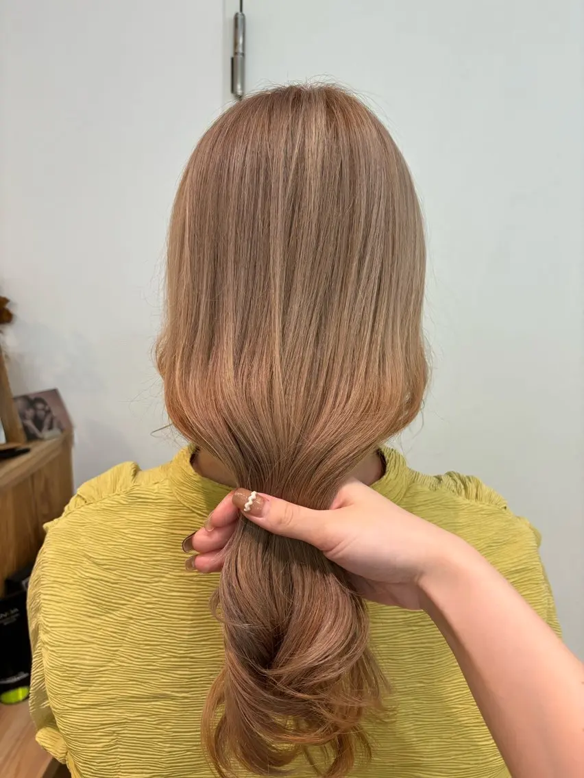 セミロング カラー ベージュカラー ブリーチ ミルクティーベージュ 室谷 ゆりあのヘアスタイル