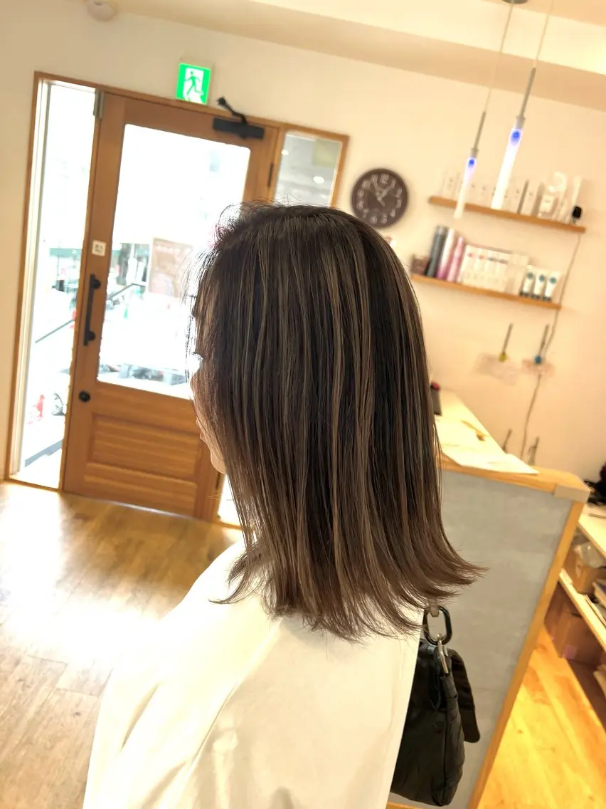 ミディアム カラー ベージュカラー グレージュ ハイライトカラー ボブ ハイライト カット ヘアカラー トリートメント Kazu .Kのヘアスタイル