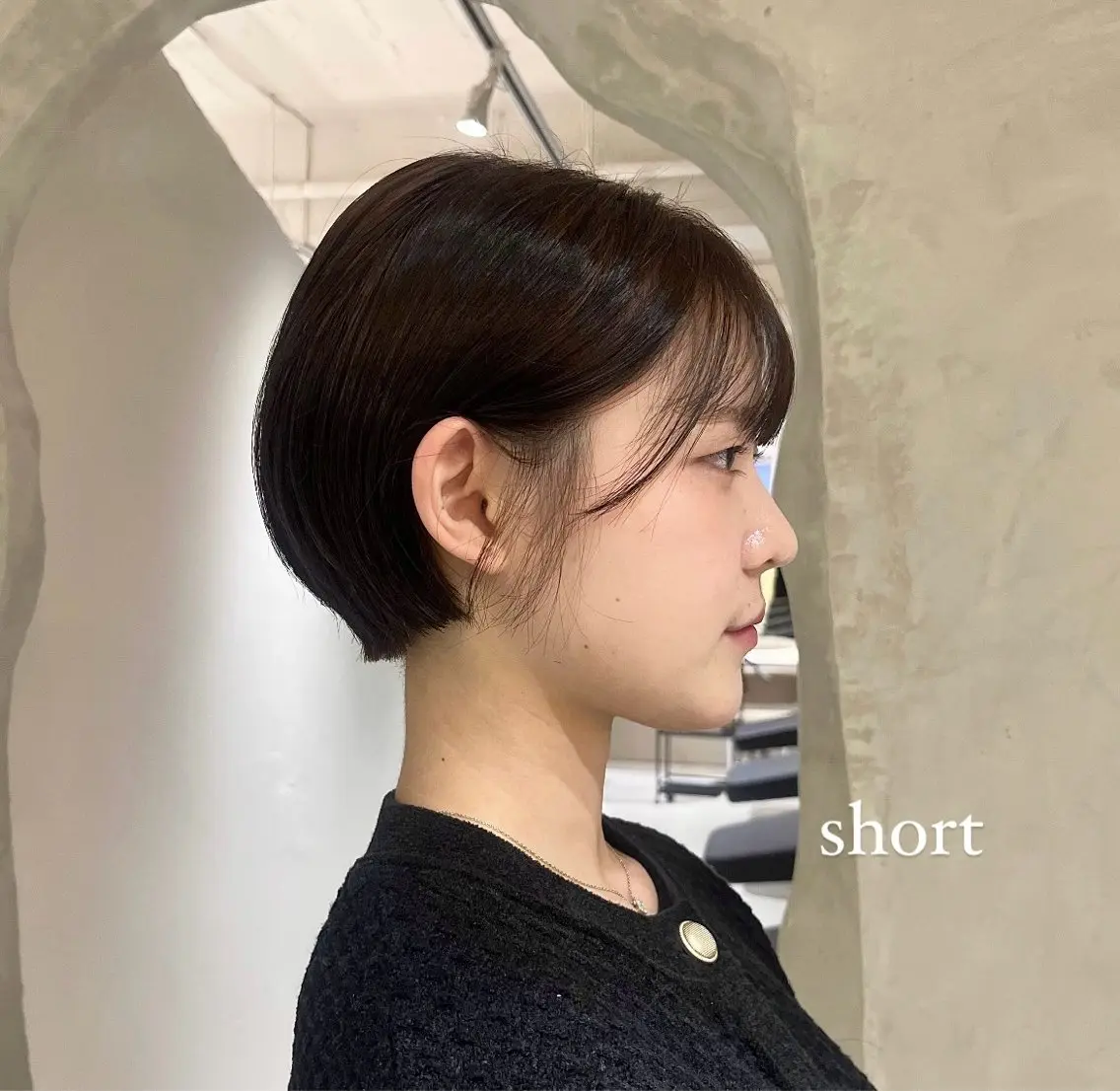 ショート カラー ベージュカラー オリーブベージュ ショートヘア カット ヘアカラー トリートメント 切りっぱなしボブ/ 艶カラー/綾莉のヘアスタイル