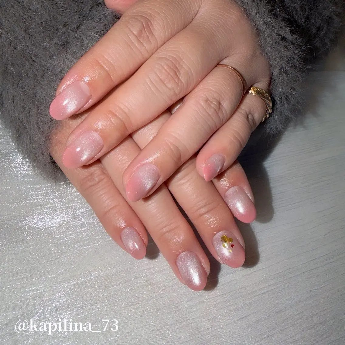 ネイル フラッシュネイル グラデーション キラキラネイル マグネットネイル ピンク ハンドネイル Kapilina🌺 MOMOのネイルデザイン