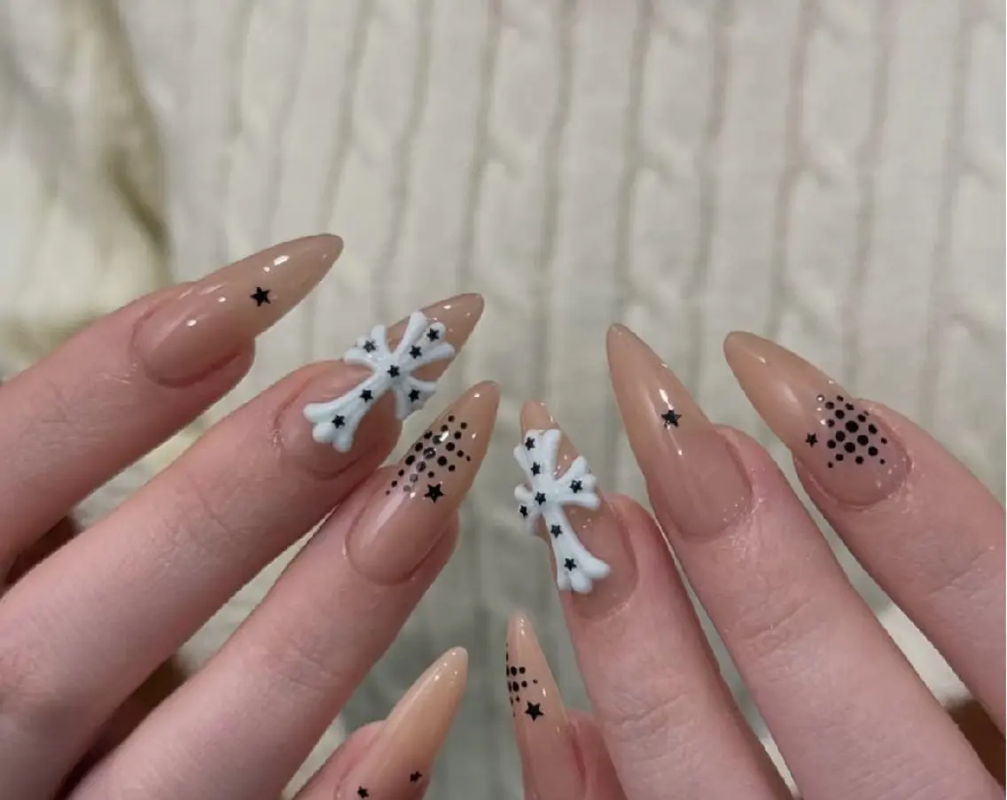 ネイル チークネイル フレンチネイル ジェルネイル ガーリー キラキラネイル ハンドネイル UM Nail Salonのネイルデザイン