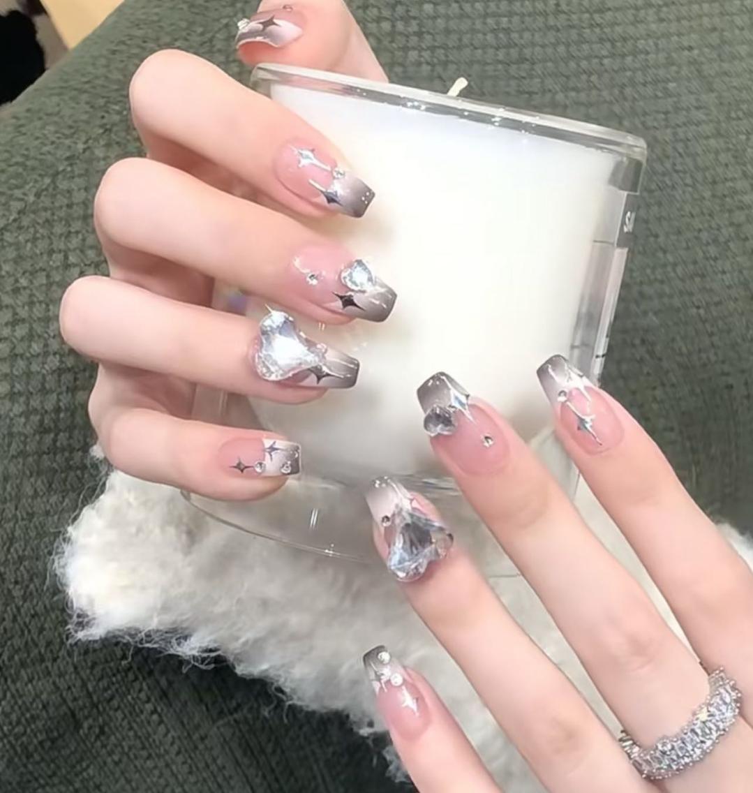 ネイル アートネイル 長さ出し ネイルチップ Queens テイのネイルデザイン