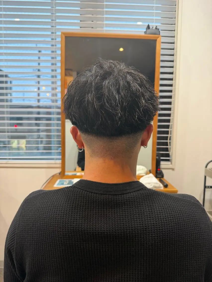 ショート パーマ メンズ フェードカット メンズパーマ メンズツイストパーマ ツイストパーマ Meteor 店長 祝田涼太のヘアスタイル