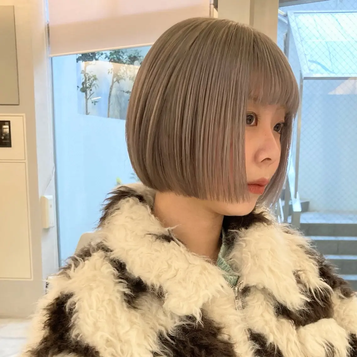 ショート カラー グレージュ ハイトーンカラー ボブ カット ヘアカラー レイヤーカット🪄 ヘアセット🪄シホのヘアスタイル