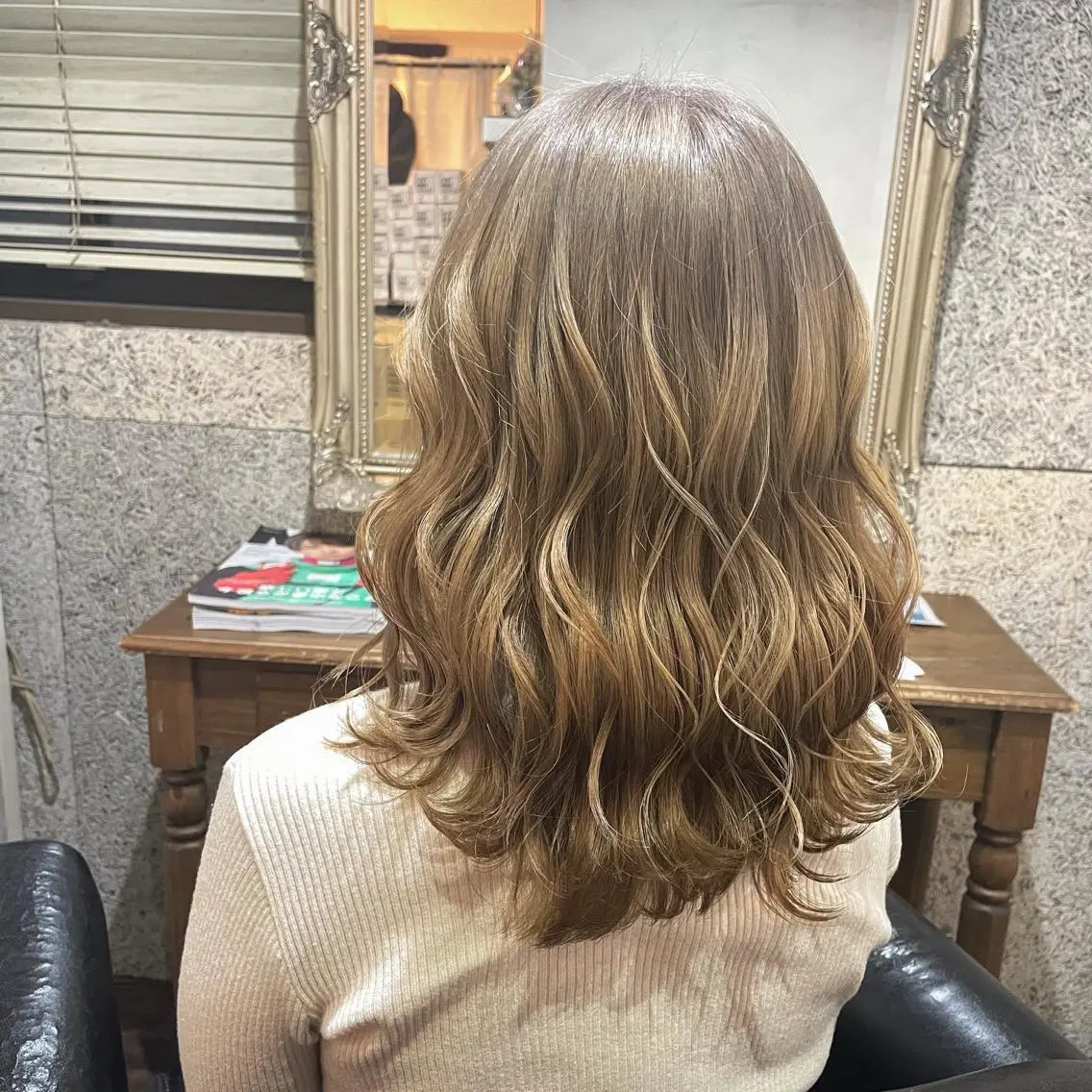 ミディアム カラー ベージュカラー ミルクティーベージュ ヘアカラー トリートメント Hair Labo ASH  あみん♡のヘアスタイル